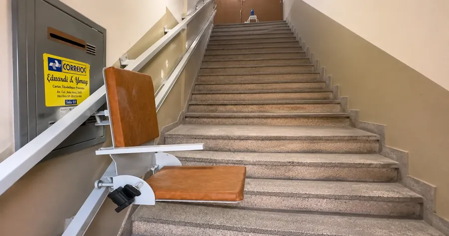 Cadeira elevatória instalada em uma escada residencial
